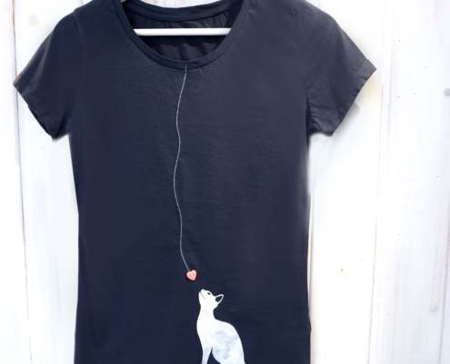 T-Shirt mit Katze und Knopf